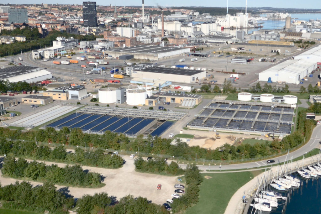 Energie-zelfvoorzienende rioolwaterzuiveringsinstallatie Marselisborg vanuit vogelperspectief