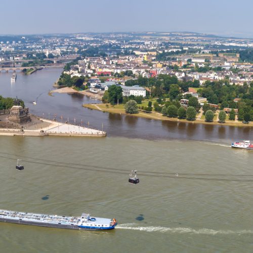 Hybride Binnenschifffahrt im Antriebspodcast Drehmoment: Flusskreuzer bei Koblenz